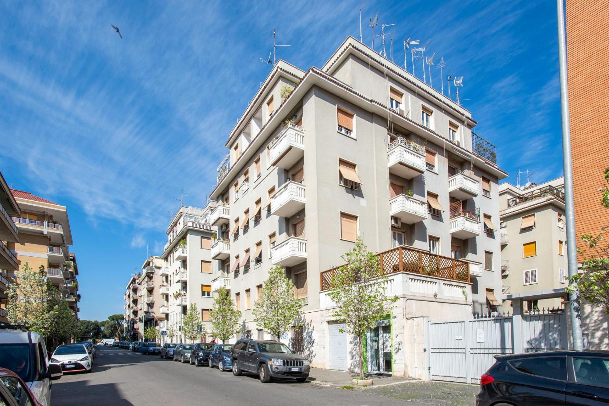 Carpegna Park By Cornelia Subway * Roma